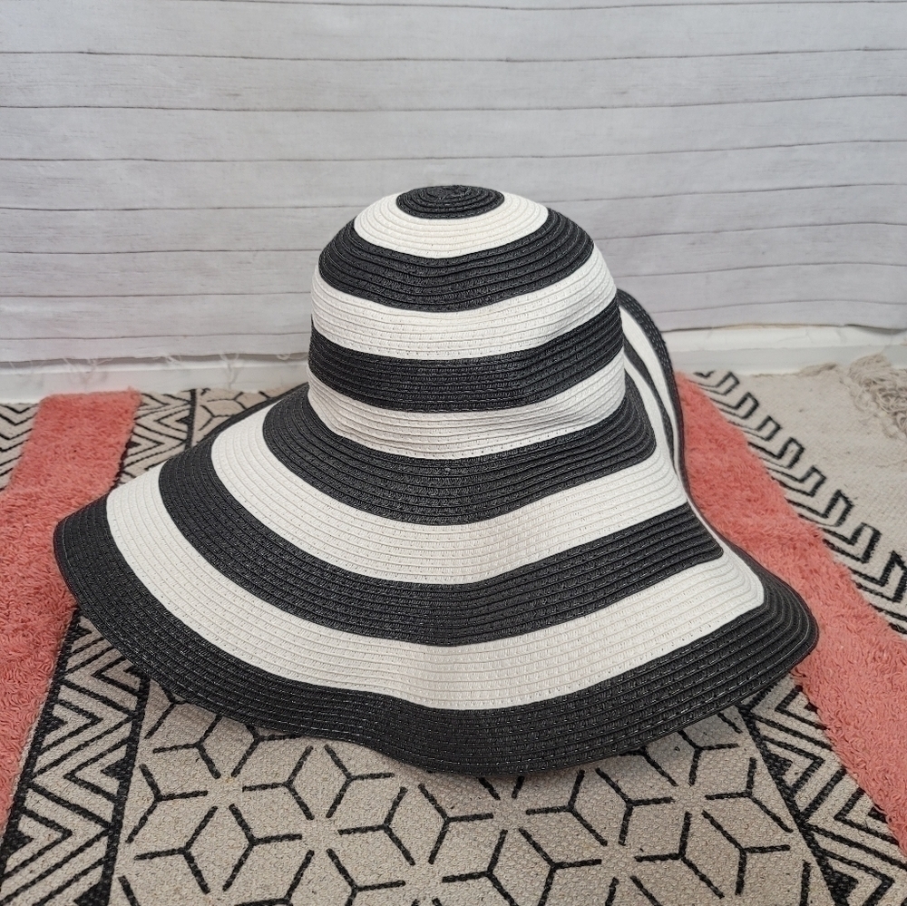 BLACK & WHITE WIDE STRIPE WIDE BRIM SUN HAT